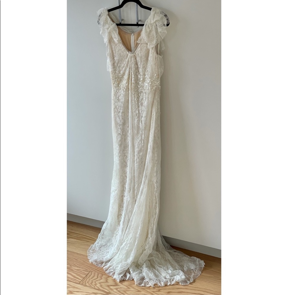 Vera Wang Ivory Embroidered Lace Wedding Gown;US 8 - Picture 6 of 11